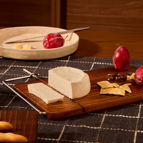 Servimos los quesos en el aperitivo con esta bonita y elegante tabla con rebanador para una presentación más limpia