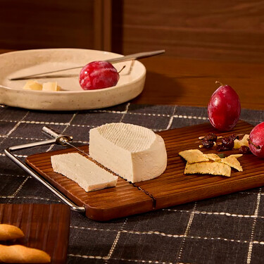Servimos los quesos en el aperitivo con esta bonita y elegante tabla con rebanador para una presentación más limpia
