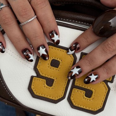 Manicura de estrellas: el diseño de uñas que más veremos este verano 2026 