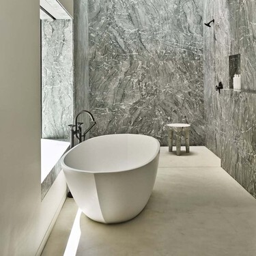 Adiós al plato de ducha tradicional: cinco alternativas que serán tendencia en 2026 