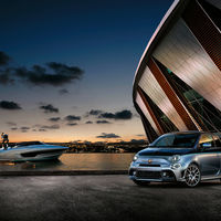 Si buscas un auto que combine con tu yate, échale un ojo al Abarth 695 Rivale