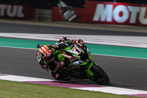 Jonathan Rea le regala el título de constructores a Kawasaki tras otra victoria aplastante en Catar