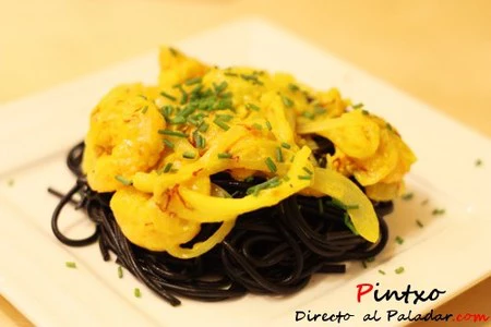 Espaguetis negros con crema de azafrán y langostinos. Receta