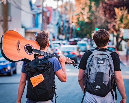 Así afecta el peso de la mochila a la espalda de los niños (y algunos consejos para evitar el dolor)
