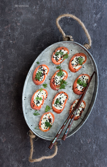 Rollitos de salmón ahumado, crema de wasabi, lima y manzana verde 