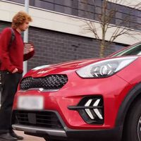 Cuando alquilas un coche y te llega a casa sin nadie al volante: la conducción remota se estrena en Reino Unido