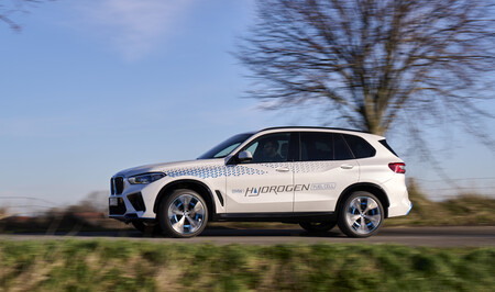 BMW iX5 Hydrogen 2023