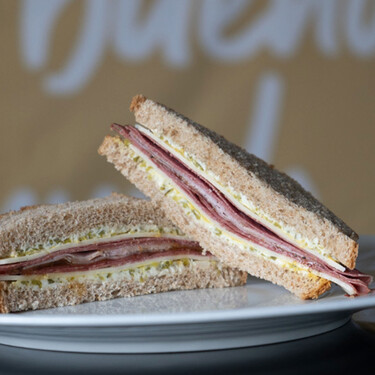 Lo hace una estudiante de cocina y es el mejor sándwich que podrás encontrar en una máquina de vending: pastrami, queso y jamón 