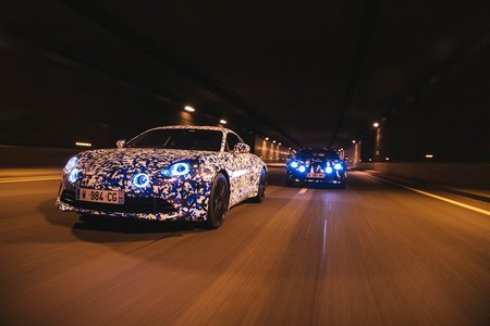 Los prototipos del Alpine A110 se pasean por París para anticipar su lanzamiento en marzo