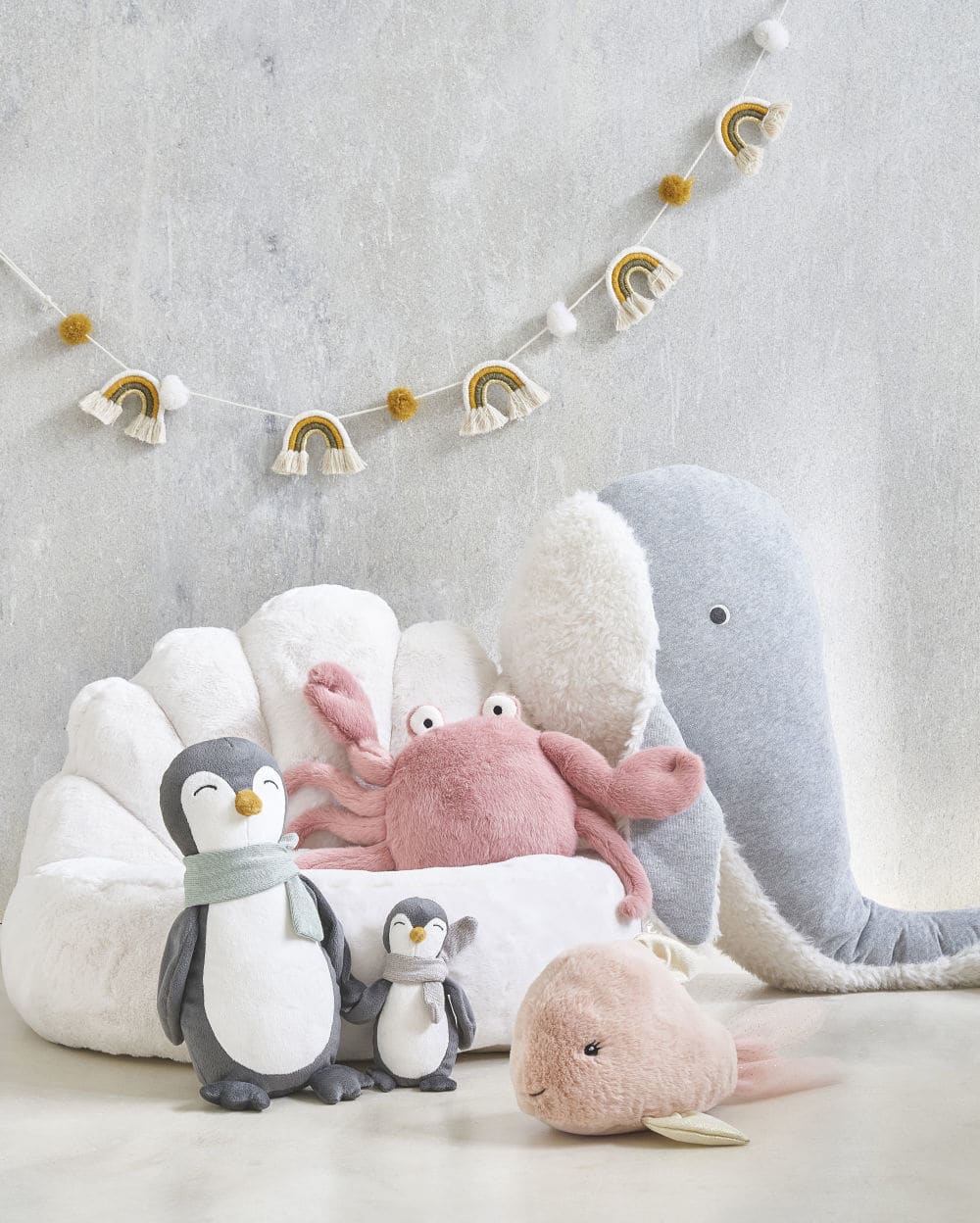 Puf infantil de concha en piel sintética color crudo