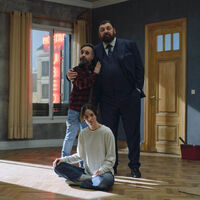 Faltan todavía meses para ver la temporada 2 de 'Reina roja', pero hay buenas noticias para los fans del estupendo thriller de Prime Video 