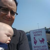 "¿Puedo aparcar aquí?", un padre denuncia la iconografía de las plazas de aparcamiento destinadas a madres