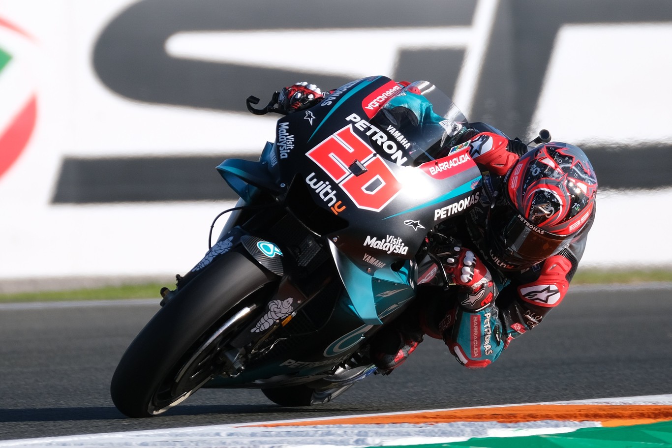 ¡La última diablura! Fabio Quartararo bate a Marc Márquez para llevarse la pole en Valencia