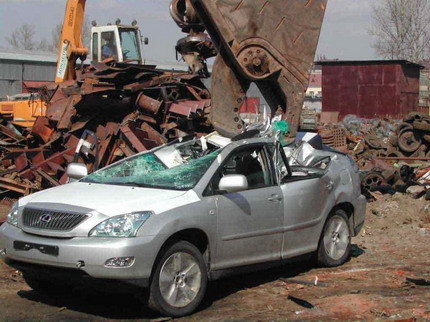 Lexus RX destrozado por una grúa