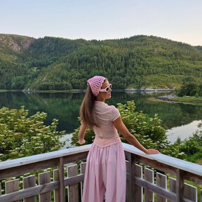 La camiseta lencera más buscada de 2026 ahora en Stradivarius: disponible en tres colores ideales para primavera