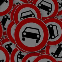 Las ciudades están obligadas a prohibir circular a los coches más contaminantes con las ZBE, pero no lo están haciendo. Ahora habrá multas para ellas