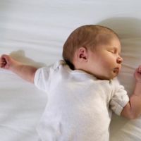 ¿Cómo conseguir que tu bebé se duerma en menos de un minuto?: el increíble truco de una madre