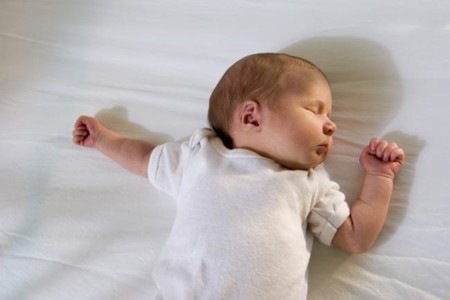 ¿Cómo conseguir que tu bebé se duerma en menos de un minuto?: el increíble truco de una madre
