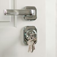 Un cerrajero explica cómo hay que dejar la llave puesta en la puerta por las noches para evitar robos