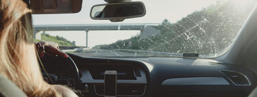 Ni trucos de la abuela ni caros detailing, este es el truco más sencillo y eficaz para quitar las manchas de cal del parabrisas 