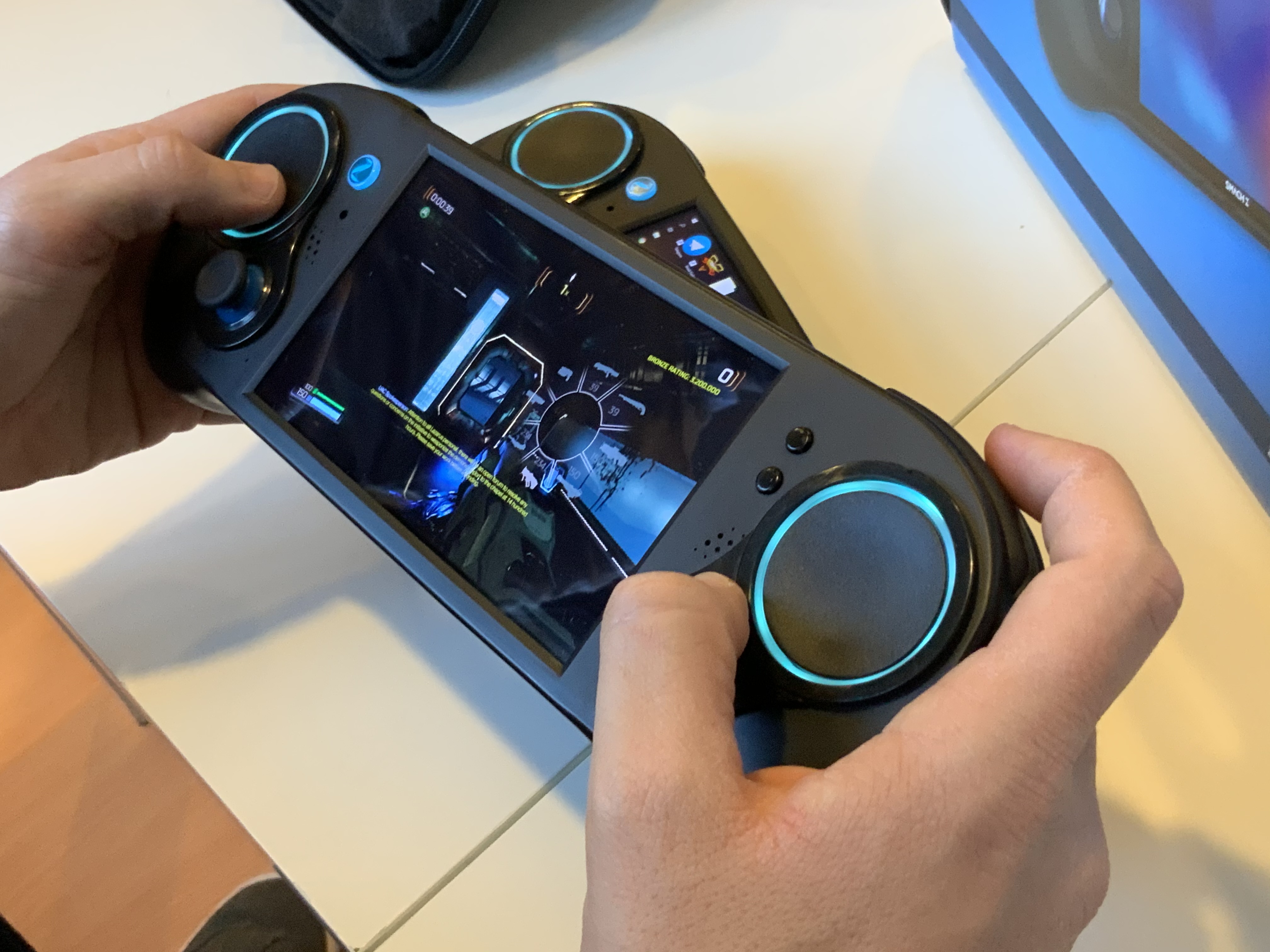 Diseñando desde España un PC de bolsillo para jugar en cualquier parte: los retos a los que se está enfrentando Smach Z