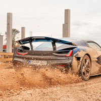 Este Rimac Nevera va a acabar estampado contra un muro, pero se lo ha pasado en grande derrapando en barro