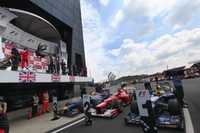 Mark Webber le "roba" la victoria a Fernando Alonso en el Gran Premio de Gran Bretaña 