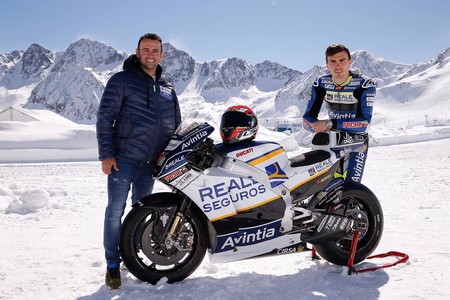 En helicóptero y en la nieve: así se ha presentado el equipo Reale Avintia Racing de MotoGP