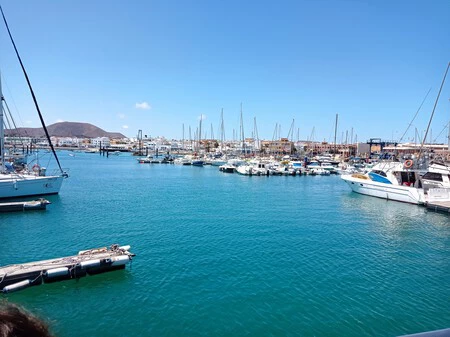 Asi Es El Pueblo De Xenia Tostado Y Rodolfo Sancho Su Refugio Familiar Playas De Agua Cristalina Un Parque Natural Y Un Volcan Con Vistas Panoramicas