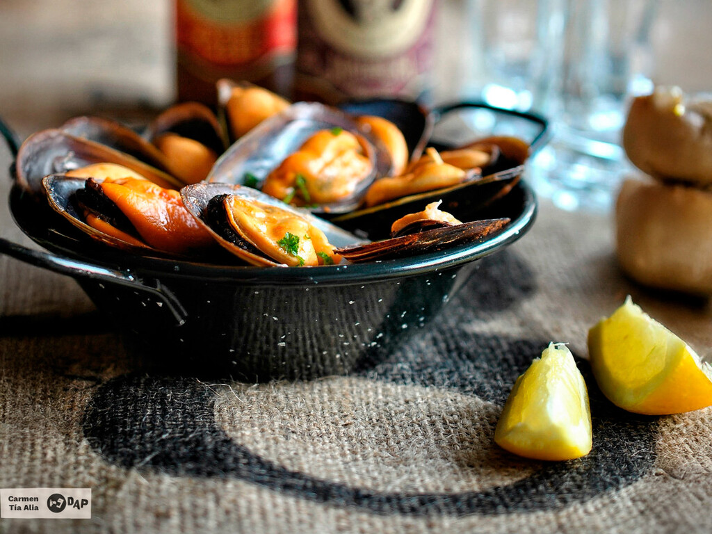 Cómo hacer mejillones al vapor: la receta clásica, con un toque de pimentón