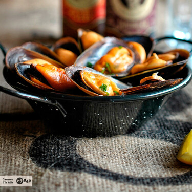 Cómo hacer mejillones al vapor: la receta clásica, con un toque de pimentón