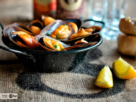 Cómo hacer mejillones al vapor: la receta clásica, con un toque de pimentón