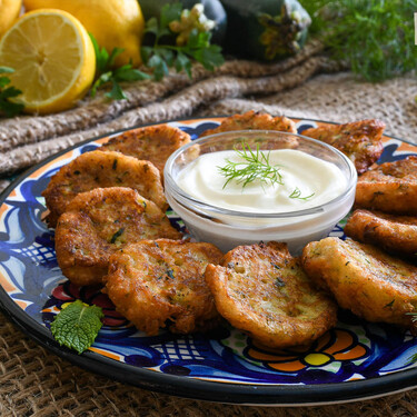 No sé si eran felices, pero seguramente ni Platón ni Epicteto se habrían resistido a estos buñuelos griegos con el calabacín como protagonista 