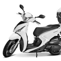 El Kymco People S 125 se renueva: mejor iluminación y nueva decoración manteniendo la rueda alta y el suelo plano, por 3.099 euros
