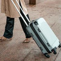 Las compañías aéreas estaban haciéndose de oro cobrándote por el equipaje de mano. Europa está a punto de arreglarlo 
