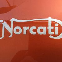 Si Ducati y Norton tuviesen un hijo se llamaría Norcati. Es una marca de motos que existe, está a la venta y puede ser tuya 