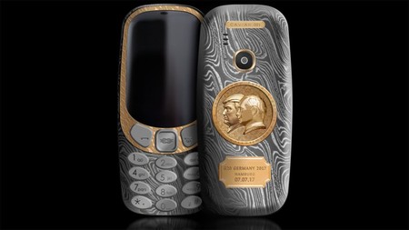 Trump y Putin juntitos en un Nokia 3310 de oro y titanio, candidato al móvil más horrendo del año