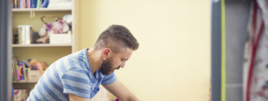 Aumenta el porcentaje de hombres que se cogen excedencia para cuidar de sus hijos (y disminuye el de mujeres) 