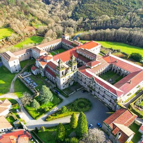 La versión gallega de El Escorial: un pueblo bonito de España con un monasterio de 900 años