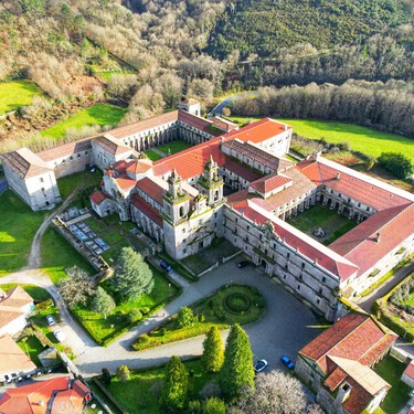 La versión gallega de El Escorial: un pueblo bonito de España con un monasterio de 900 años