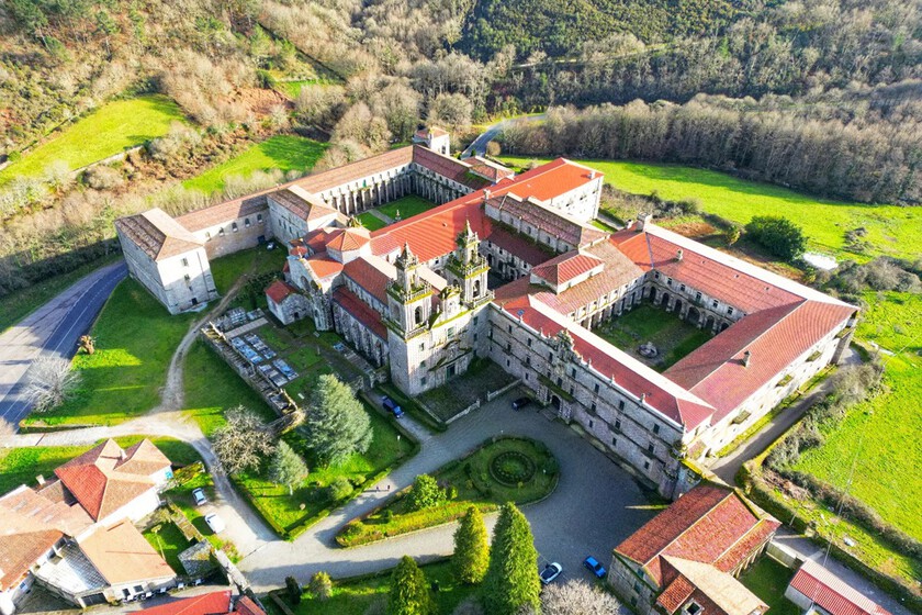 El mini-pueblo entre montañas gallegas y apartado de todo con un monasterio de 900 años que parece El Escorial