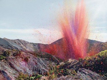 Sorprendente erupción de un volcán en Costa Rica que expulsa pétalos de rosa en vez de lava