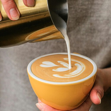 Bailar con un café en la mano: así son las coffee parties que ofrecen una alternativa de ocio más saludable