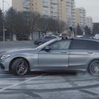 Este abuelo de 82 años conduce su Mercedes-AMG como si fuese un piloto de rally