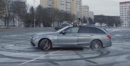 Este abuelo de 82 años conduce su Mercedes-AMG como si fuese un piloto de rally