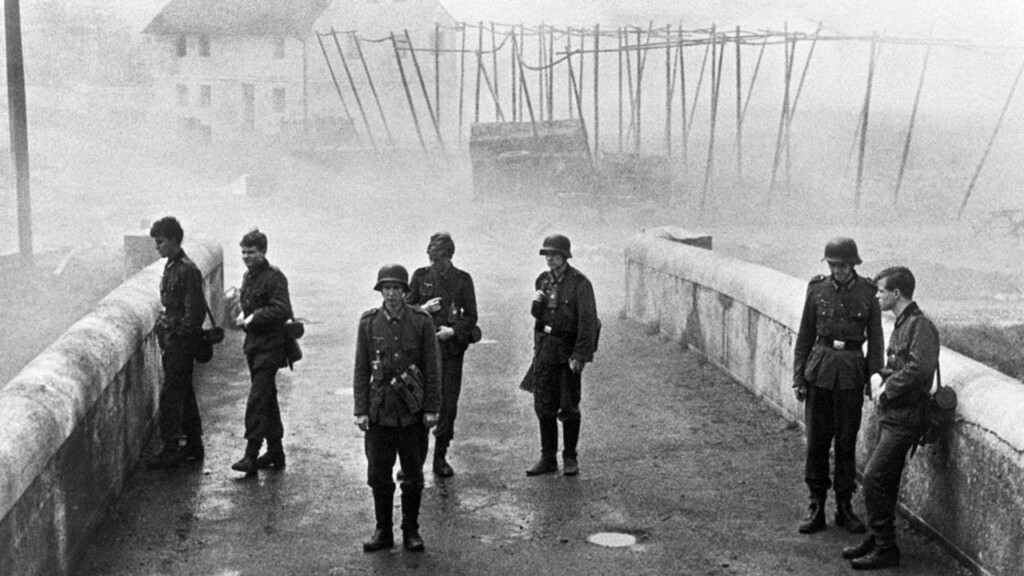 Esta película bélica es una de las mejores y más oscuras que se han hecho jamás. Un retrato devastador donde la juventud es carne de cañón