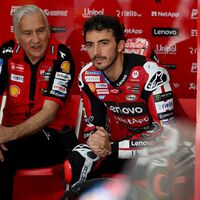 "No soy piloto satélite". Pecco Bagnaia tiene pie y medio fuera de Ducati, y solo le quedan dos opciones en MotoGP 