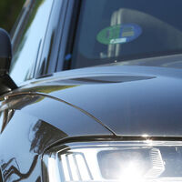 Las etiquetas de la DGT son un caos. La solución de OCU no es el coche eléctrico, sino ventajas para los coches viejos (y más cosas)