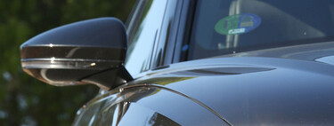 Las etiquetas de la DGT son un caos. La solución de OCU no es el coche eléctrico, sino ventajas para los coches viejos (y más cosas)