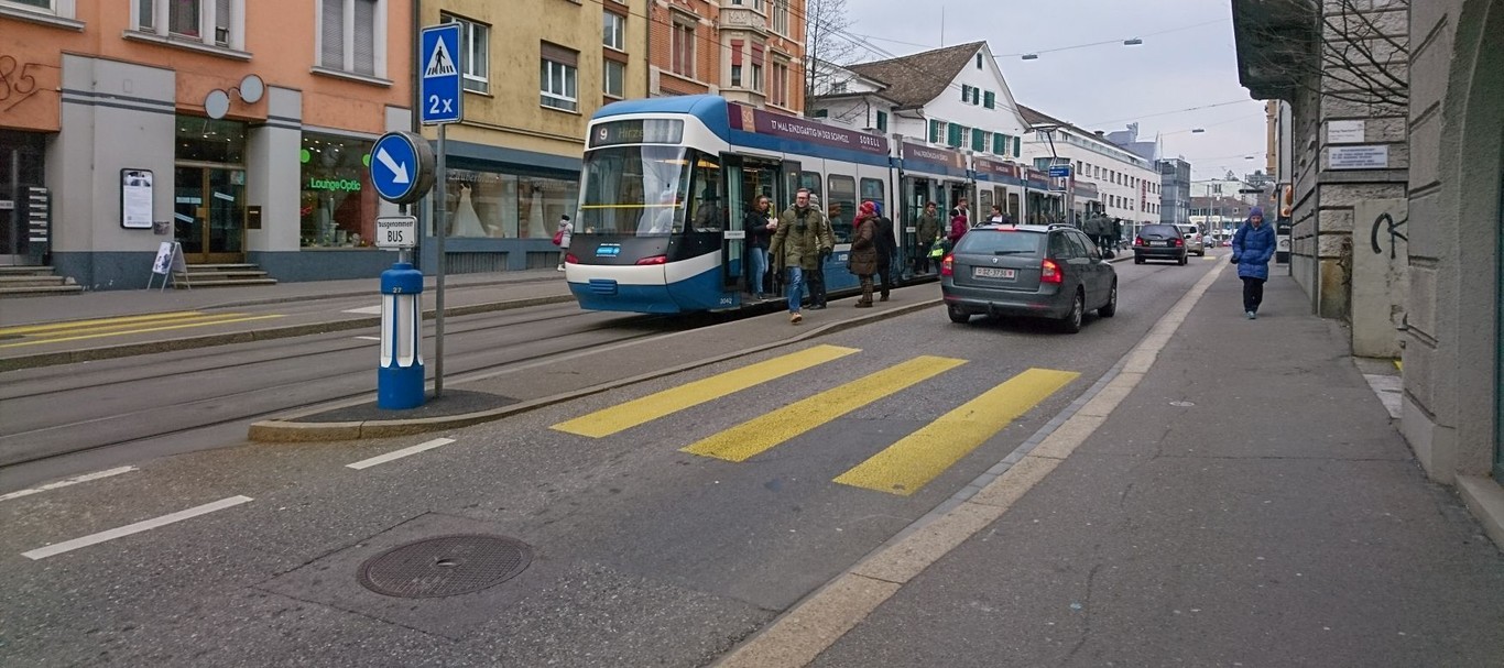 Esta calle de Zurich te demuestra en una simple imagen lo bien organizada que está Suiza